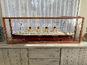 vitrine voor lego titanic en scheepsmodel.